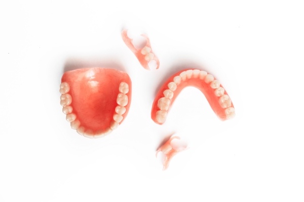 Răng giả tháo lắp có thể sử dụng trong trường hợp bị mất một răng, nhiều răng hoặc mất răng cả hàm.